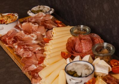 Urlaub mit Südtiroler Marende, Speck, Käse, Salami in Mölten