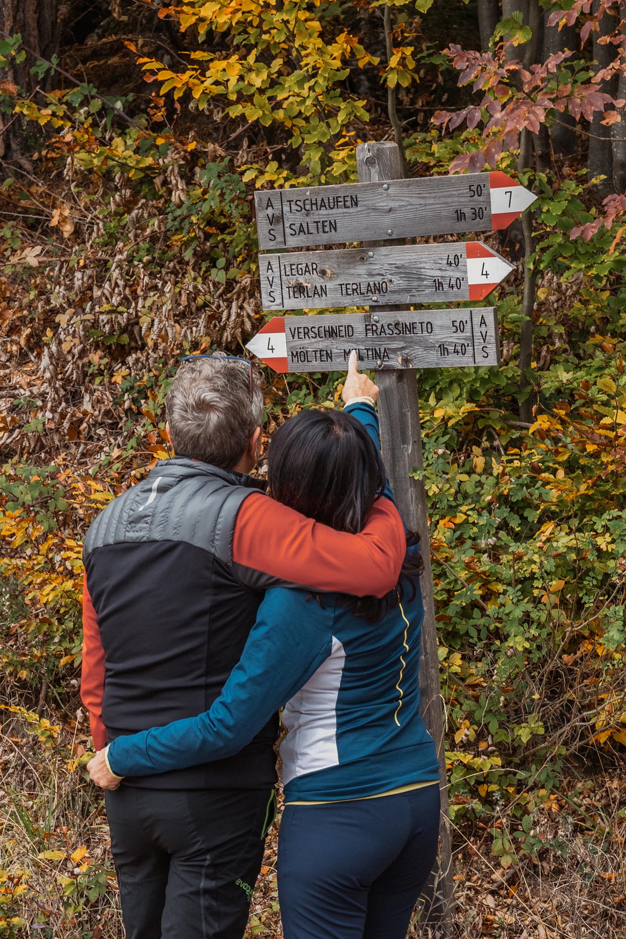 Wandern im Herbst am Salten im Paarurlaub in Mölten Südtirol Wandern im Herbst am Salten im Paarurlaub in Mölten Südtirol